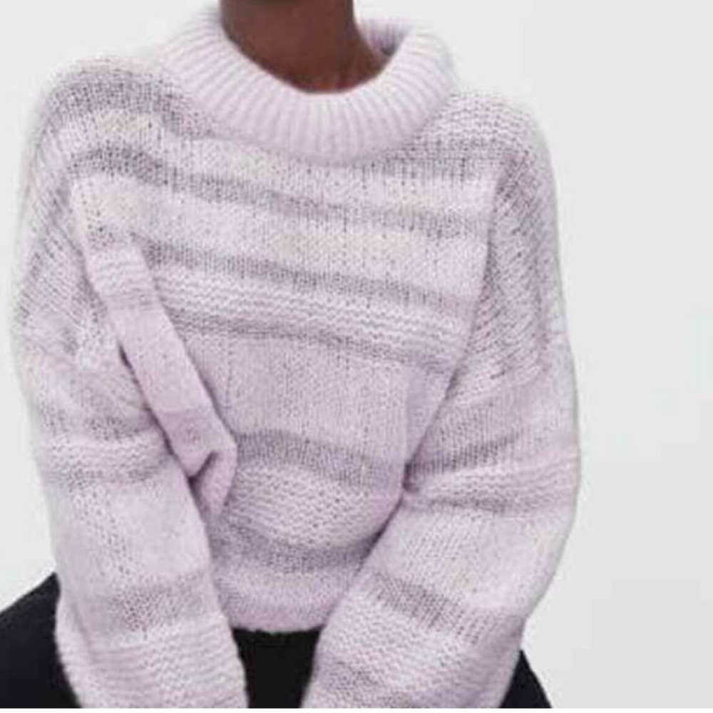 Everlane the Puff Sweater in a beautiful lavender color, size small